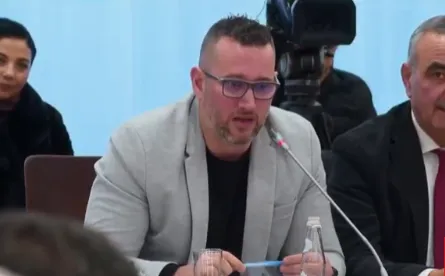 Binaj nga tryeza e PD-së: Mjaft u morëm me dallimet, tani ose biem dakord, ose heshtim