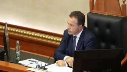 BIRN: Peleshi përballet me akuza për ‘shkelje flagrante’ me imunitetin e Ballukut, po zvarrit procesin