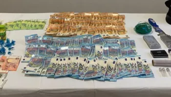 Biznes kokaine natën e Vitit të Ri, 30-vjeçari shqiptar kapet me drogë dhe valutë në makinë dhe banesë