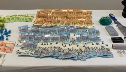 Biznes kokaine natën e Vitit të Ri, 30-vjeçari shqiptar kapet me drogë dhe valutë në makinë dhe banesë