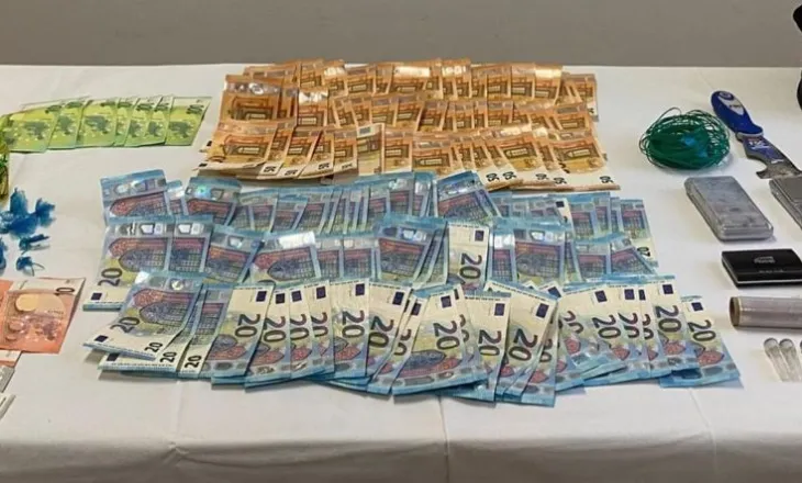 Biznes kokaine natën e Vitit të Ri, 30-vjeçari shqiptar kapet me drogë dhe valutë në makinë dhe banesë