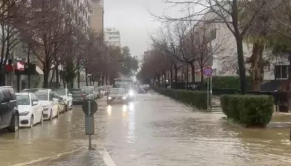 Biznese dhe banesa të përmbytura, Rama bën ironi: Pse s’më fajëson mua edhe Italia