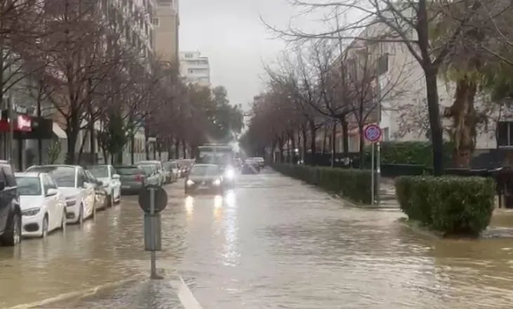 Biznese dhe banesa të përmbytura, Rama bën ironi: Pse s’më fajëson mua edhe Italia