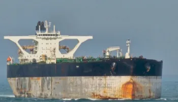 Bllokimi i anijes me flamurin rus, ekspertët: SHBA rrezikon përshkallëzimin me Moskën