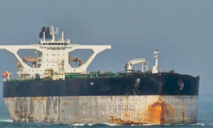 Bllokimi i anijes me flamurin rus, ekspertët: SHBA rrezikon përshkallëzimin me Moskën