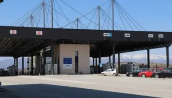 Bllokohen edhe kufijtë me Maqedoninë e Veriut, pritet kufizimi i lëvizjes së mallrave në hyrje dhe dalje të Shqipërisë