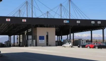 Bllokohen edhe kufijtë me Maqedoninë e Veriut, pritet kufizimi i lëvizjes së mallrave në hyrje dhe dalje të Shqipërisë