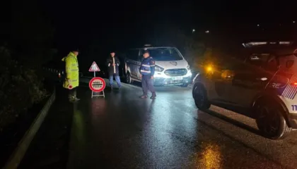 Bllokohet aksi rrugor “Përmet-Çarçovë”, shkak bëhet çarja e karrexhatës