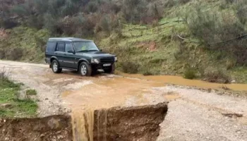 Bllokohet aksi Subash-Tërbuq-Laboë në Gjirokastër/ Rënie dheu dhe inertesh, izolohen banorët e moshuar
