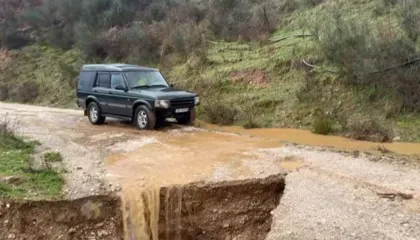 Bllokohet aksi Subash-Tërbuq-Laboë në Gjirokastër/ Rënie dheu dhe inertesh, izolohen banorët e moshuar