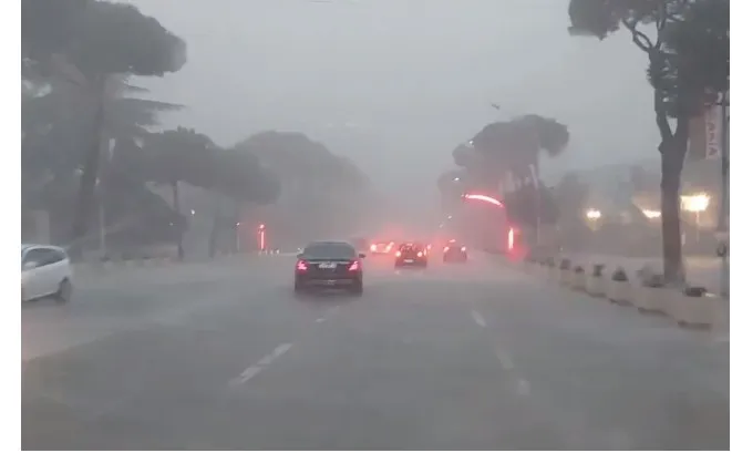 Bllokohet aksi Tiranë – Durrës, Policia e Shtetit: Kujdes, në këto rrugë devijohet lëvizja!