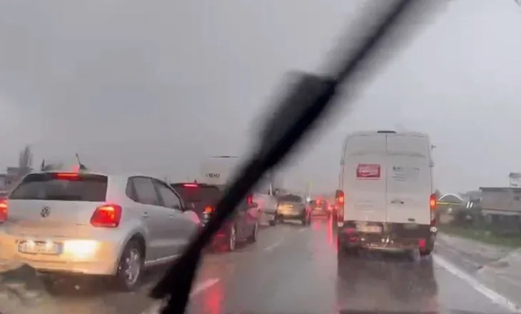 Bllokohet autostrada Tiranë-Durrës, devijon rruga edhe nga jugu në drejtim të kryeqytetit