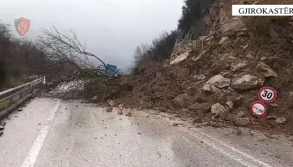 Bllokohet pjesërisht aksi Gjirokastër-Tepelenë, masivi shkëmbor bie në rrugë