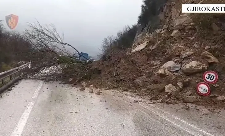 Bllokohet pjesërisht aksi Gjirokastër-Tepelenë, masivi shkëmbor bie në rrugë