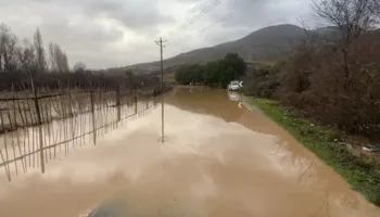 Bllokohet qarkullimi në aksin Laç-Milot, lartësia e ujit arrin deri në 1 metër