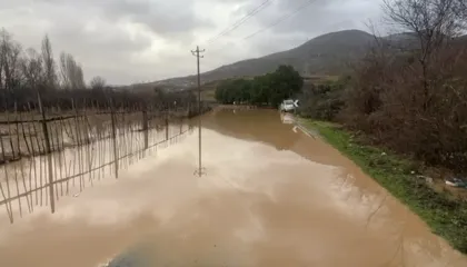 Bllokohet qarkullimi në aksin Laç-Milot, lartësia e ujit arrin deri në 1 metër