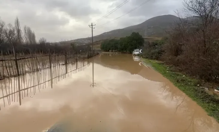 Bllokohet qarkullimi në aksin Laç-Milot, lartësia e ujit arrin deri në 1 metër