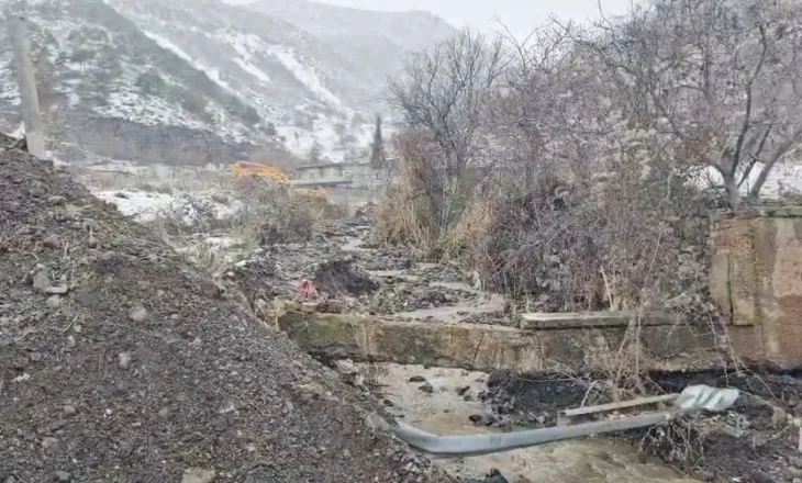 Bllokohet shkarkuesi në aksin Pogradec–Qafë Thanë, vijon puna për hapjen e një korsie emergjence për makinat