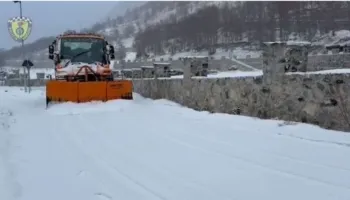 Bora bllokon pikën kufitare të Qafë Thanës, ndalohet qarkullimi i kamionëve drejt Maqedonisë së Veriut