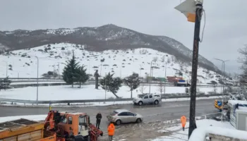 Bora bllokon pikën kufitare të Qafë Thanës, ‘paralizohet’ qarkullimi i kamionëve drejt Maqedonisë së Veriut