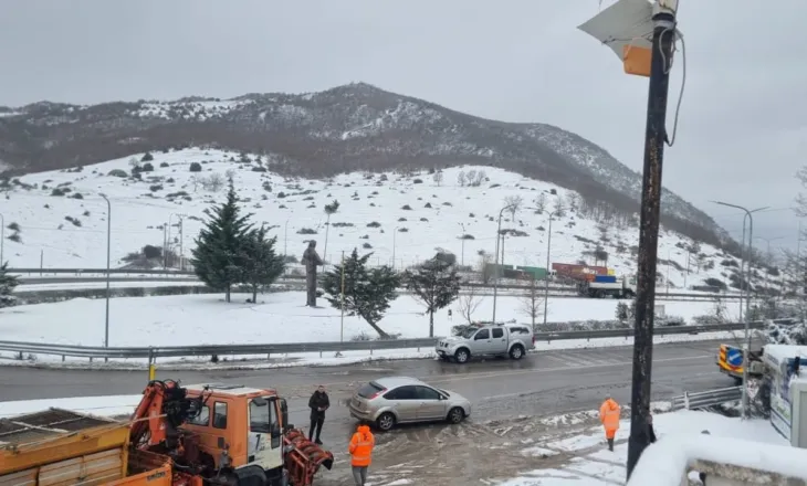 Bora bllokon pikën kufitare të Qafë Thanës, ‘paralizohet’ qarkullimi i kamionëve drejt Maqedonisë së Veriut