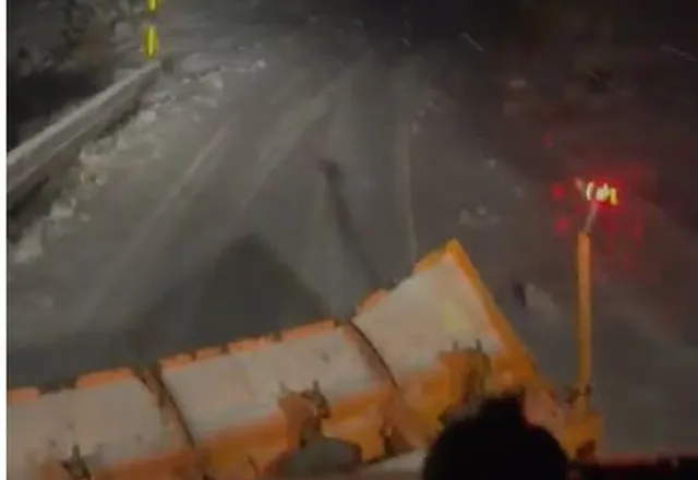 Bora dhe akulli bllokojnë 200 mjete dhe dhjetëra familje në malësinë e Koplikut, mes tyre dhe fëmijë