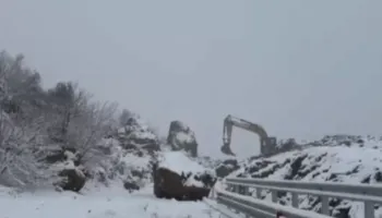 Bora mbulon aksin Qukës–Qafë Plloçë, qarkullimi vazhdon të jetë i bllokuar