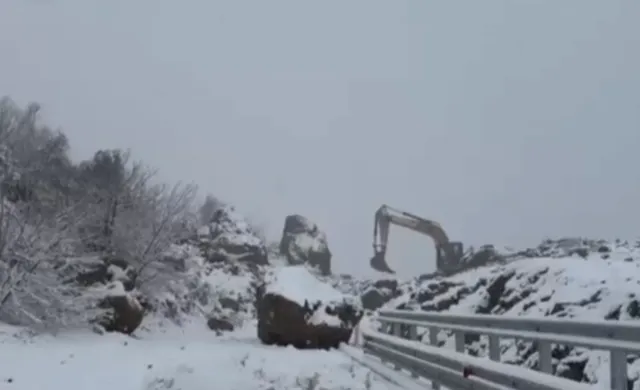 Bora mbulon aksin Qukës–Qafë Plloçë, qarkullimi vazhdon të jetë i bllokuar