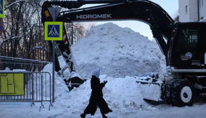 Bora “paralizon” Moskën, rekord reshjesh në 200 vitet e fundit