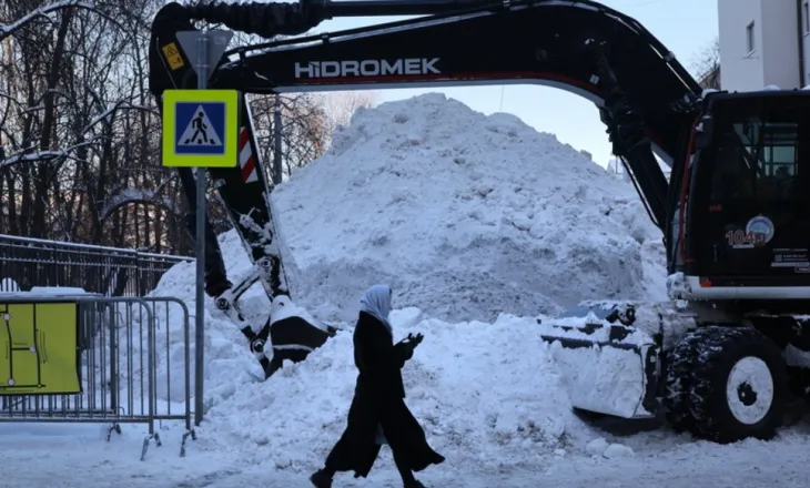 Bora “paralizon” Moskën, rekord reshjesh në 200 vitet e fundit