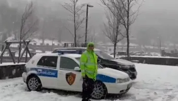 Borë dhe ngricë në rrugë, policia apel drejtuesve të mjeteve: Tregoni kujdes!