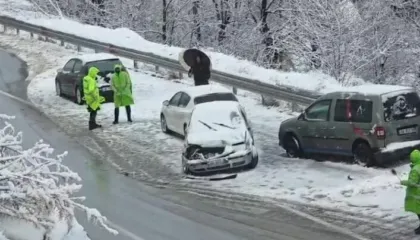 Borëpastruesja ‘përfshin’ 3 makina në Rrugën e Arbrit/ Përplasje e fortë, një person përfundon në spital