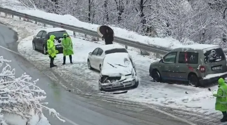 Borëpastruesja ‘përfshin’ 3 makina në Rrugën e Arbrit/ Përplasje e fortë, një person përfundon në spital