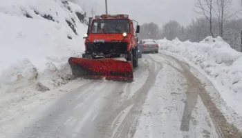 Borëpastruesja përplas 3 makina në Rrugën e Arbrit, raportohet për disa të lënduar