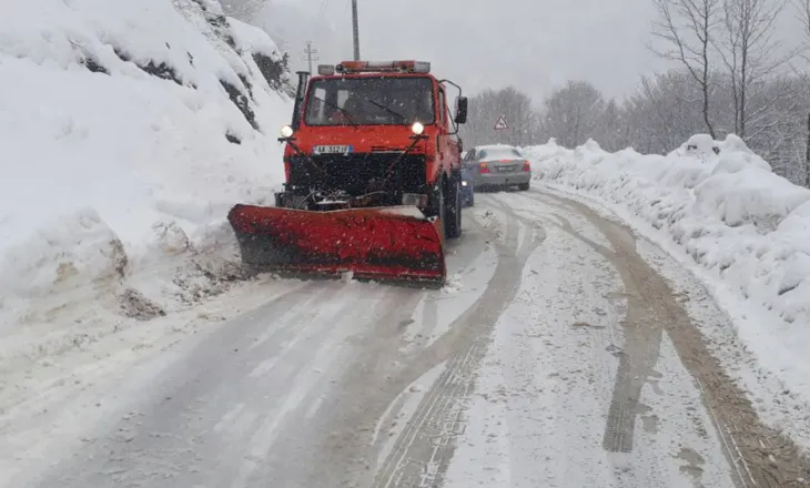 Borëpastruesja përplas 3 makina në Rrugën e Arbrit, raportohet për disa të lënduar
