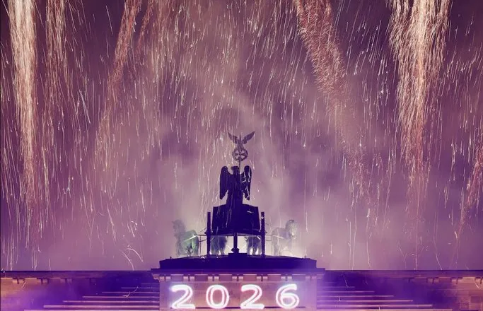 Bota mirëpret vitin e ri, spektakël fishekzjarrësh nga Azia në SHBA (FOTO)