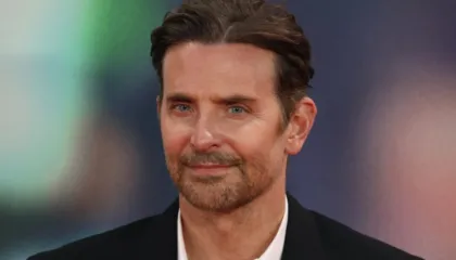 Bradley Cooper ka bërë operacione plastike?