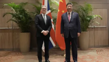 Britania dhe Kina rikthejnë “Epokën së Artë”, Keir Starmerit përgatit vizitën në Pekin. Emrat e mëdhenj të biznesit që do marrin pjesë