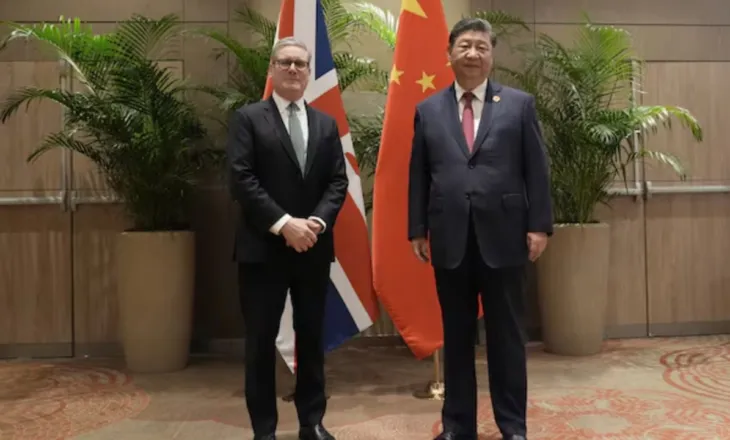 Britania dhe Kina rikthejnë “Epokën së Artë”, Keir Starmerit përgatit vizitën në Pekin. Emrat e mëdhenj të biznesit që do marrin pjesë
