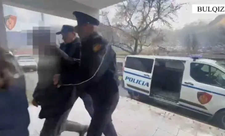 Bulqizë/ Babai plagos me thikë djalin, arrestohet
