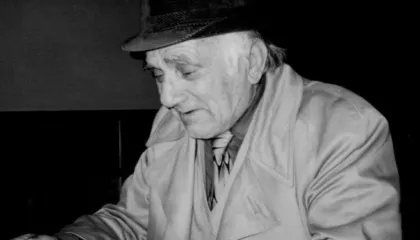 Buqetë me poezi të Pano Taçit: Duart që m’i puthte nëna…