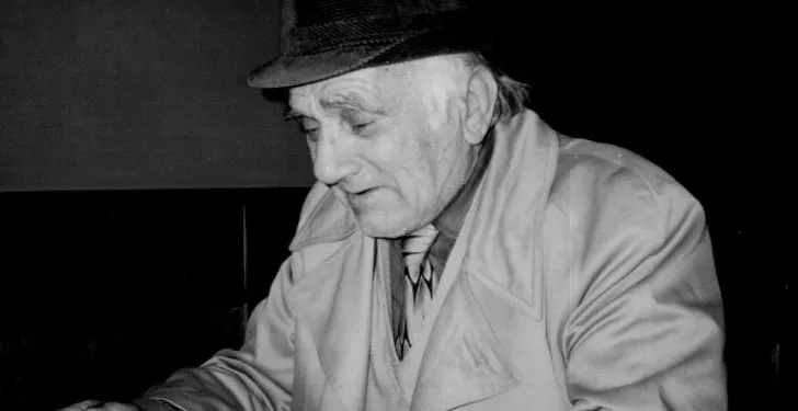 Buqetë me poezi të Pano Taçit: Duart që m’i puthte nëna…