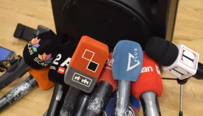 “Burg kush prek gazetarët”, avokati: Mbrojtja ligjore forcon pushtetin e medias!