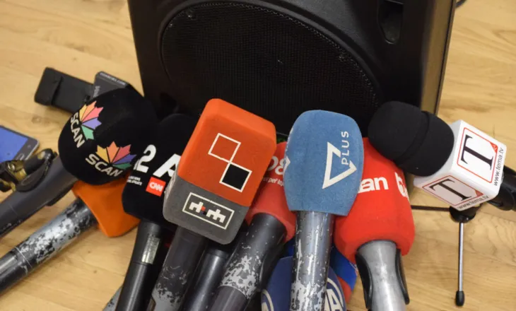 “Burg kush prek gazetarët”, avokati: Mbrojtja ligjore forcon pushtetin e medias!