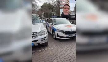 Burg për parkimin dysh, Braçe nxjerr pamjet e “shkelësit”, është një makinë policie