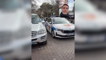 Burg për parkimin dysh, Braçe nxjerr pamjet e “shkelësit”, është një makinë policie