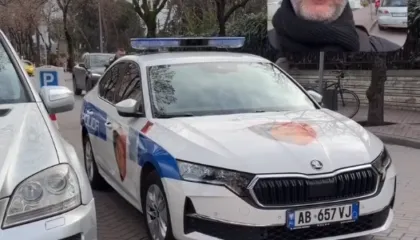 Burg për parkimin dysh/ Braçe nxjerr pamjet: Shkelësi i parë është një makinë policie