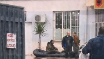 Burgu i Durrësit nën ujë, lëvizet vetëm me gomone