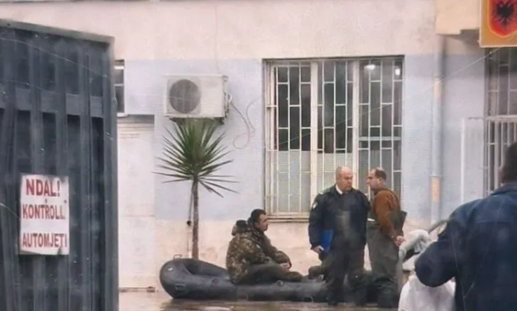 Burgu i Durrësit nën ujë, lëvizet vetëm me gomone