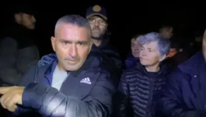“Ça të bëjmë, të marrim armët?”/ Banorët e fshatit në Berat ngrihen në protestë pas përmbytjeve: Bashkia po na mbyll..